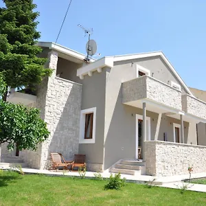 Lucica 4*, Trogir Kroatien
